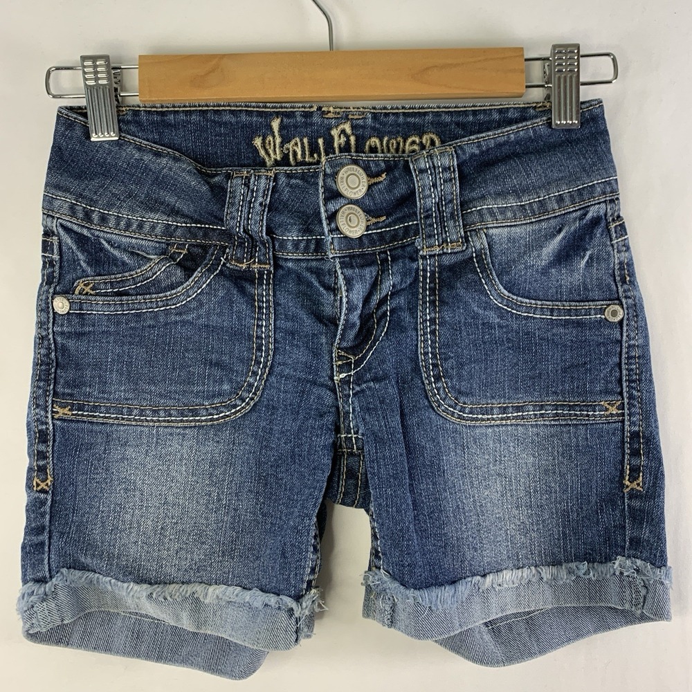 Wallflower Womens Low Rise Wide Belt Shorts Size 0 Cuffed Raw Hem 4" Inseam